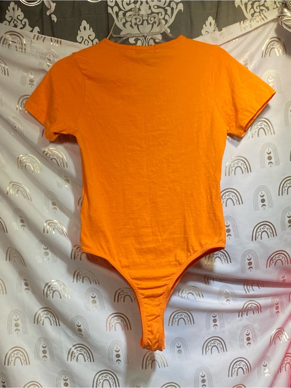 PrettyLittleThing Orange Logo Short Sleeve Bodysuit - Picture 6 of 6